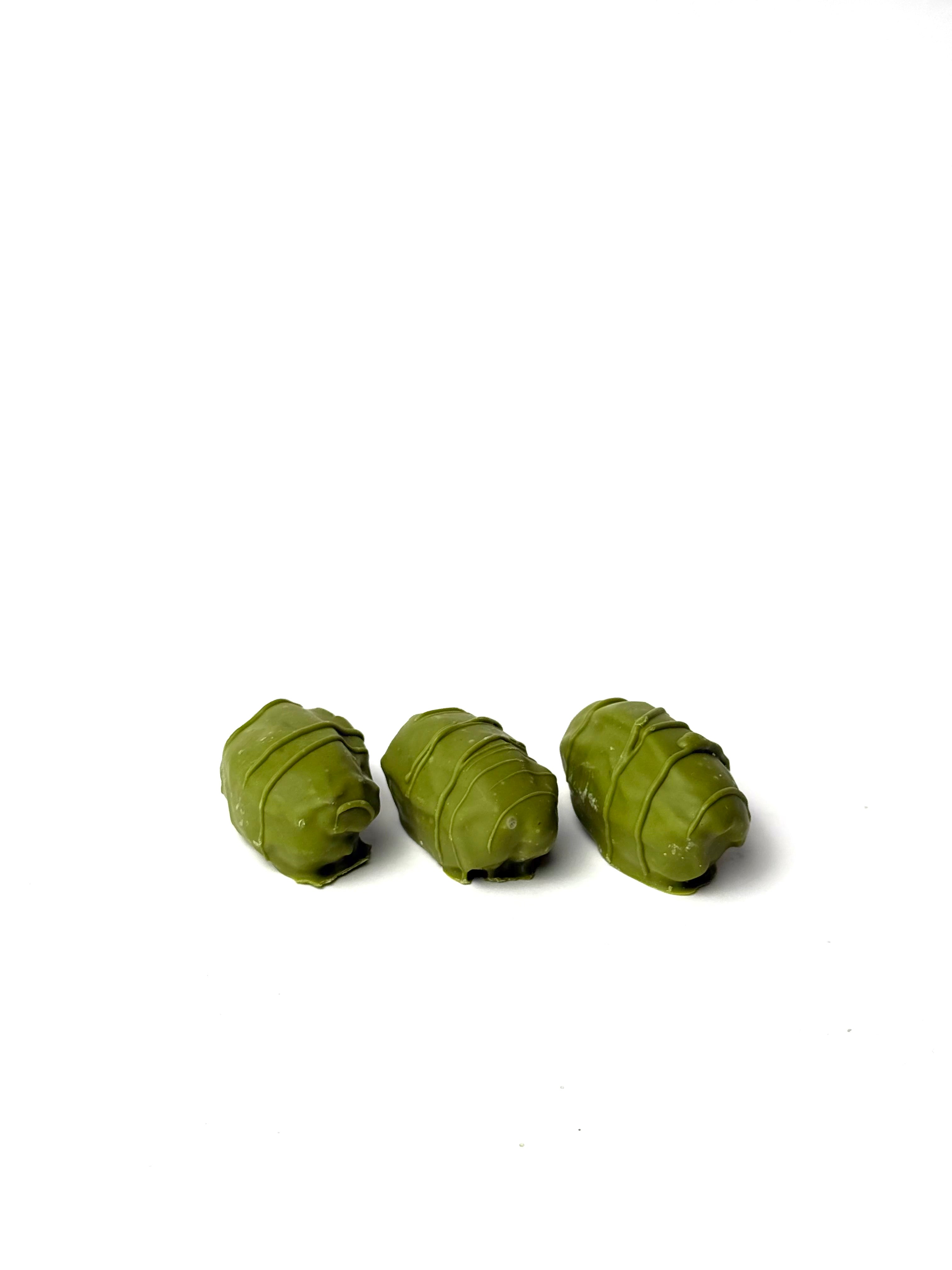 Dates in white chocolate with matcha