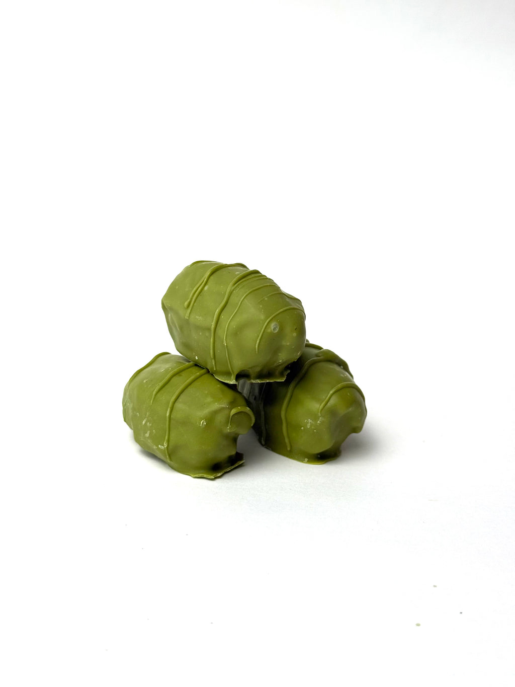 Dates in white chocolate with matcha